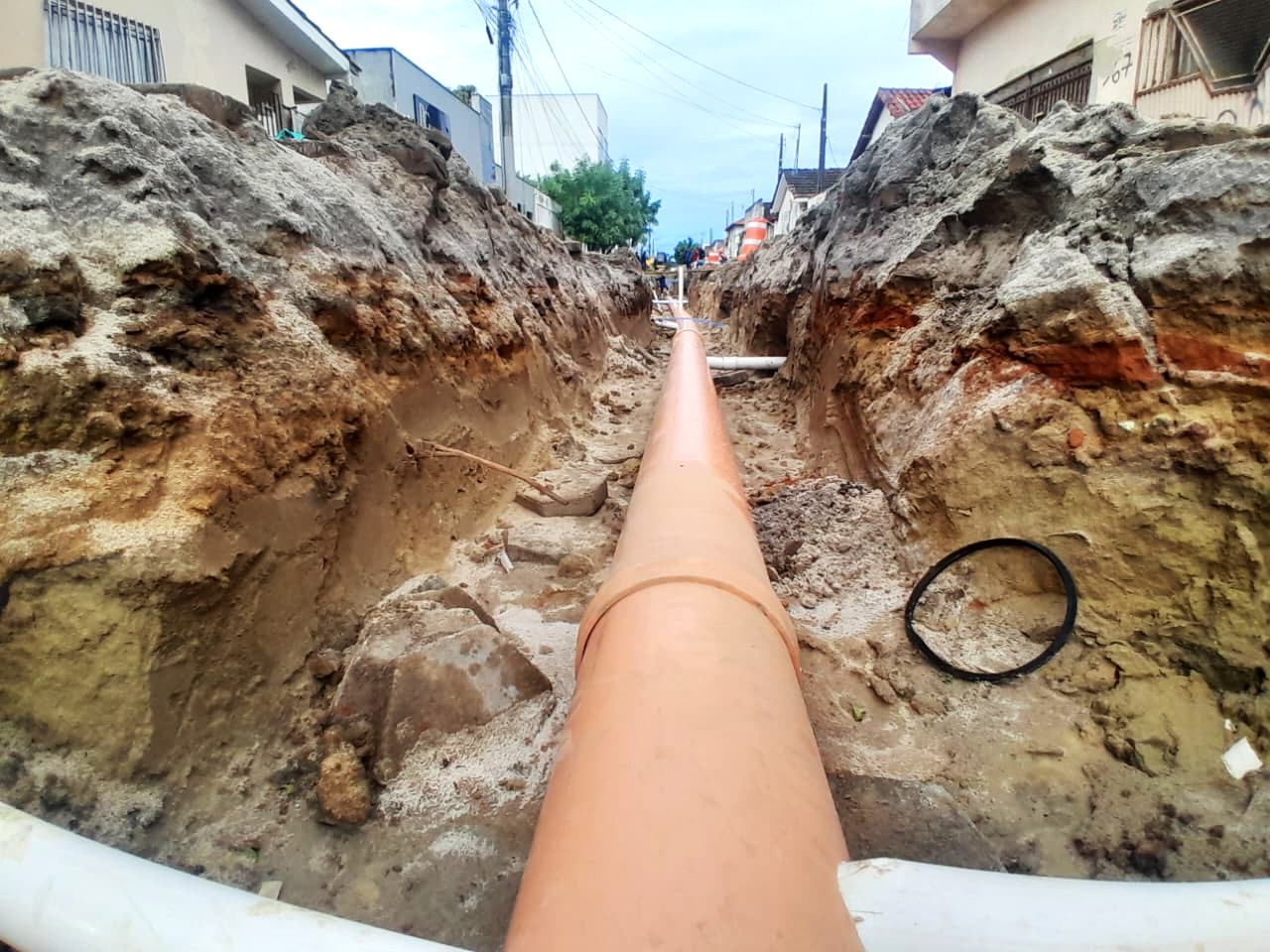 Prefeitura de Pinheiros inicia modernização da rede de esgoto na rua Padre Anchieta